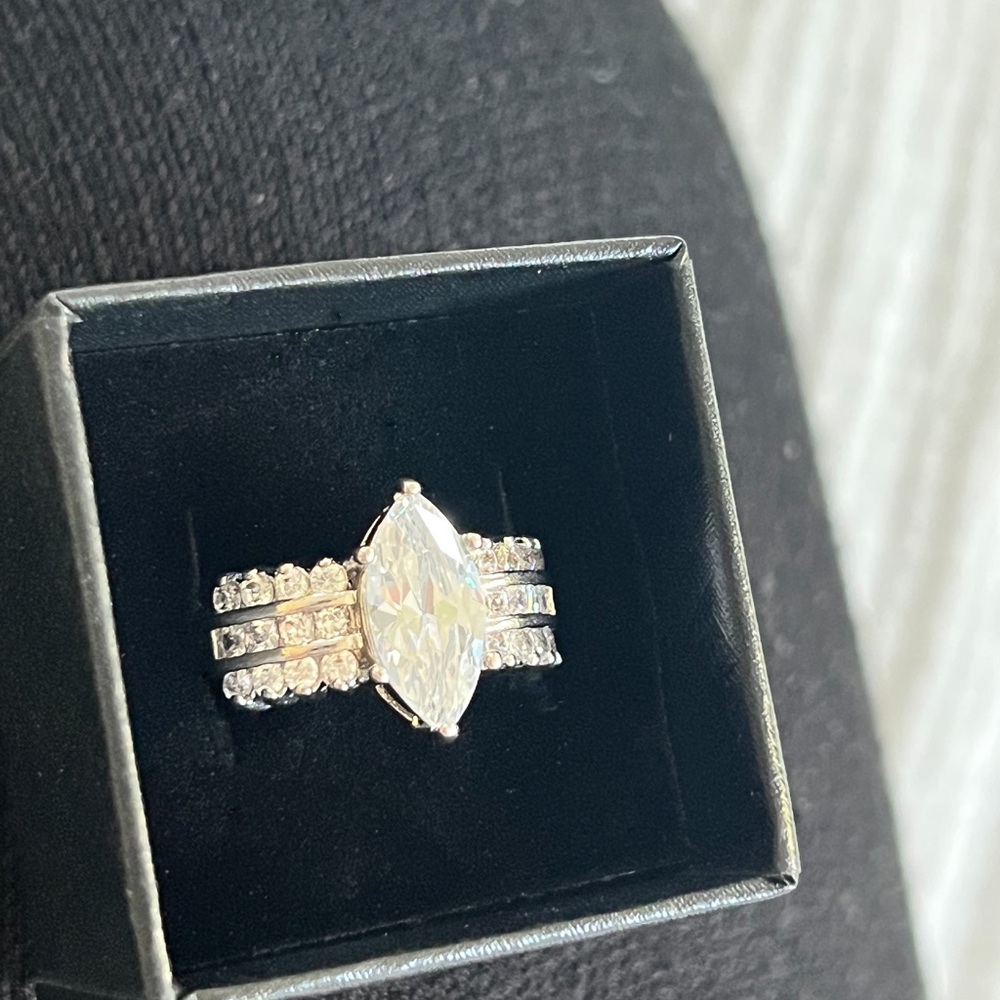 Gorgeous 925 Sterling Silver ring Size 8 Marquise 3 Carat